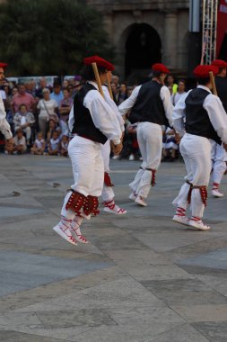 Açık hava festivalinde Bask halk dansı gösterisi