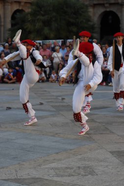 Açık hava festivalinde Bask halk dansı gösterisi