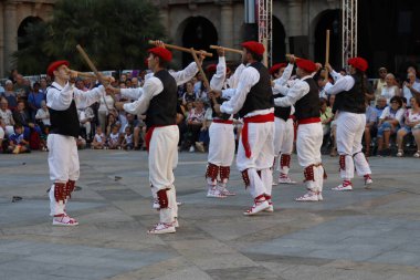 Açık hava festivalinde Bask halk dansı gösterisi