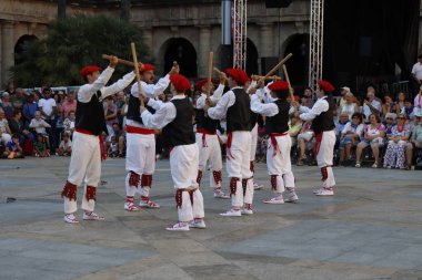 Açık hava festivalinde Bask halk dansı gösterisi
