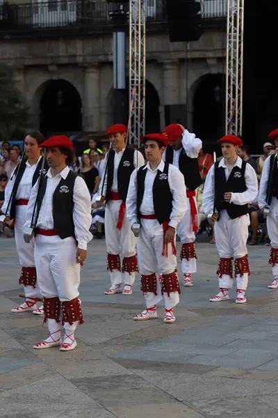 Açık hava festivalinde Bask halk dansı gösterisi