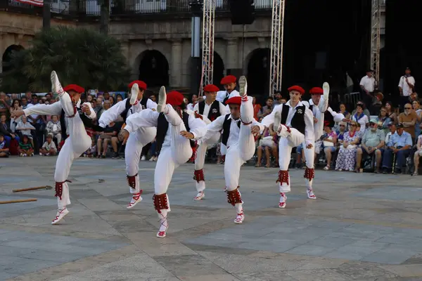 Açık hava festivalinde Bask halk dansı gösterisi