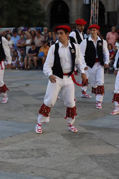 Açık hava festivalinde Bask halk dansı gösterisi