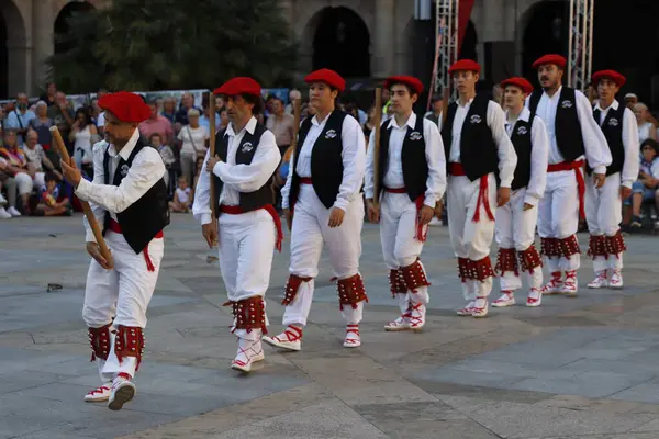 Açık hava festivalinde Bask halk dansı gösterisi