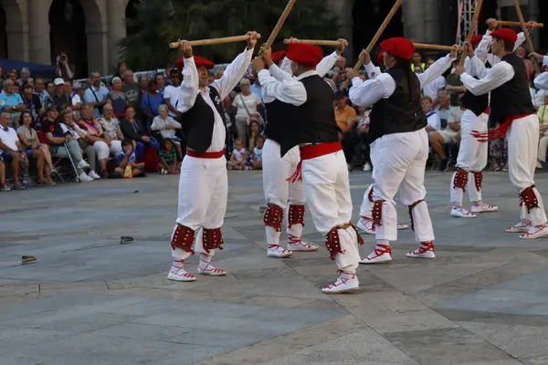 Açık hava festivalinde Bask halk dansı gösterisi