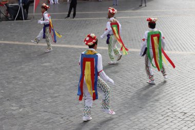 Sokak festivali sırasında Bask halk dansı gösterisi