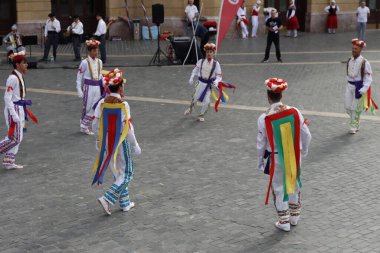 Sokak festivali sırasında Bask halk dansı gösterisi