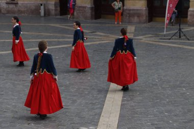 Sokak festivali sırasında Bask halk dansı gösterisi