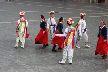 Sokak festivali sırasında Bask halk dansı gösterisi