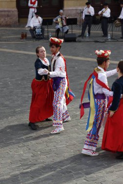 Sokak festivali sırasında Bask halk dansı gösterisi