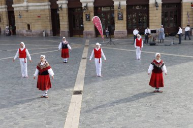 Sokak festivali sırasında Bask halk dansı gösterisi