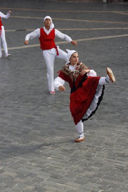 Sokak festivali sırasında Bask halk dansı gösterisi