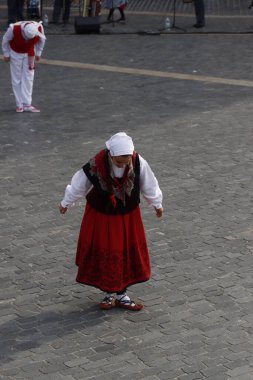 Sokak festivali sırasında Bask halk dansı gösterisi