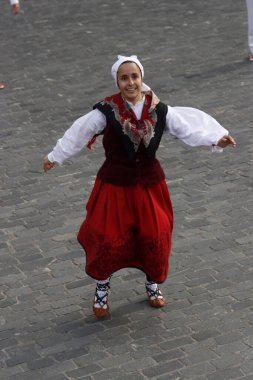 Sokak festivali sırasında Bask halk dansı gösterisi