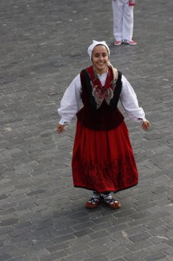 Sokak festivali sırasında Bask halk dansı gösterisi