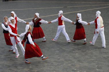 Sokak festivali sırasında Bask halk dansı gösterisi