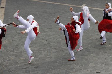 Sokak festivali sırasında Bask halk dansı gösterisi
