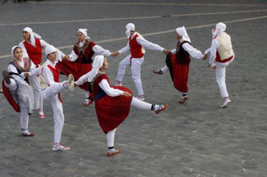 Sokak festivali sırasında Bask halk dansı gösterisi