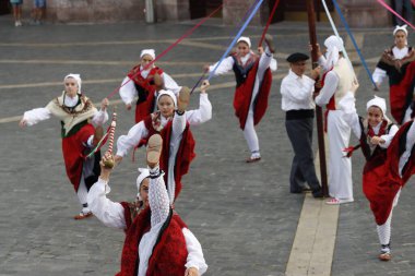 Sokak festivali sırasında Bask halk dansı gösterisi