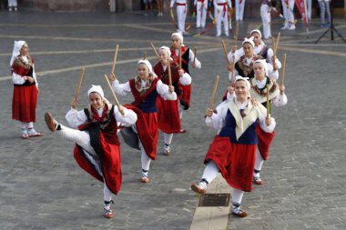 Sokak festivali sırasında Bask halk dansı gösterisi