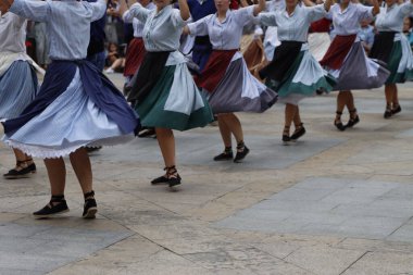 Açık hava festivalinde Bask halk dansı