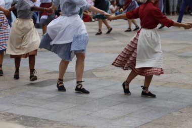 Açık hava festivalinde Bask halk dansı