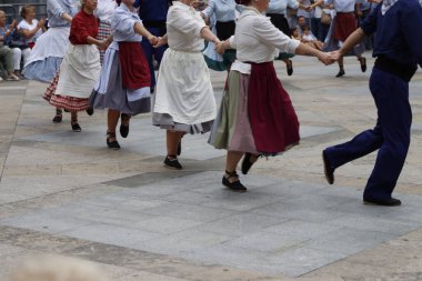 Açık hava festivalinde Bask halk dansı