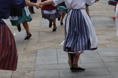 Açık hava festivalinde Bask halk dansı