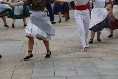 Açık hava festivalinde Bask halk dansı