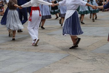 Açık hava festivalinde Bask halk dansı