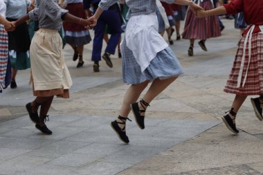 Açık hava festivalinde Bask halk dansı