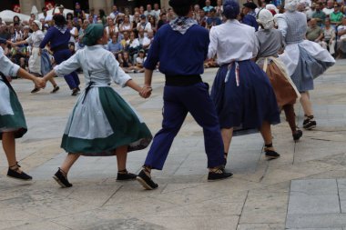 Açık hava festivalinde Bask halk dansı