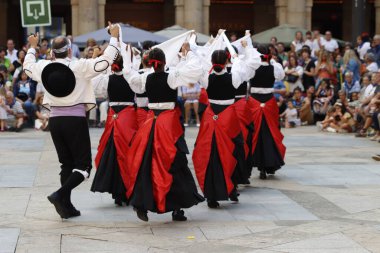 Açık hava festivalinde Bask halk dansı