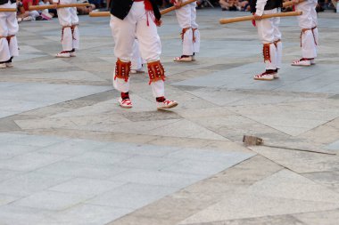 Açık hava festivalinde Bask halk dansı