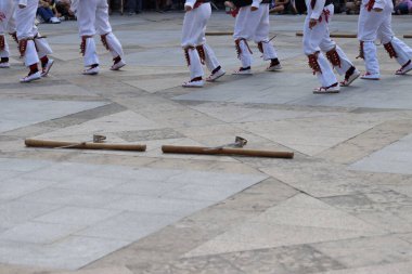 Açık hava festivalinde Bask halk dansı