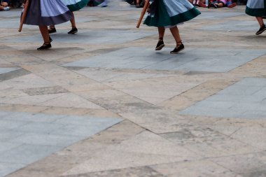 Açık hava festivalinde Bask halk dansı