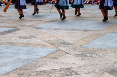 Açık hava festivalinde Bask halk dansı