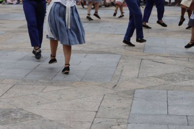 Açık hava festivalinde Bask halk dansı