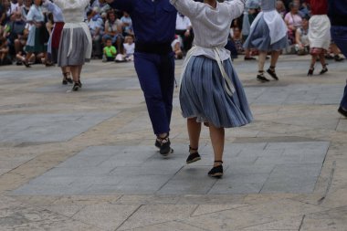 Açık hava festivalinde Bask halk dansı