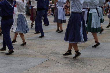 Açık hava festivalinde Bask halk dansı