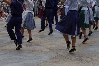 Açık hava festivalinde Bask halk dansı