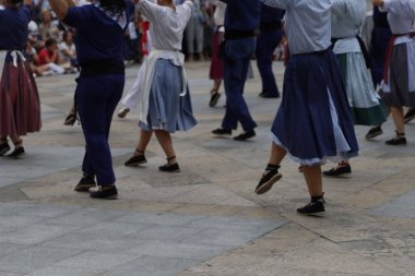 Açık hava festivalinde Bask halk dansı