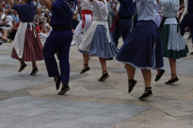 Açık hava festivalinde Bask halk dansı