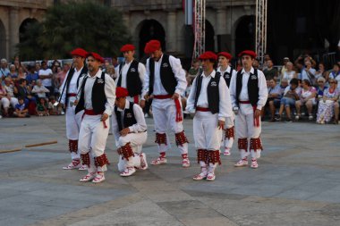  Eski Bilbao kasabasında Bask halk festivali