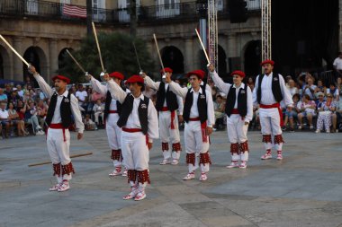  Eski Bilbao kasabasında Bask halk festivali