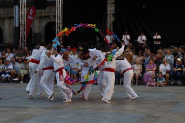  Eski Bilbao kasabasında Bask halk festivali