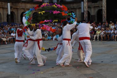  Eski Bilbao kasabasında Bask halk festivali