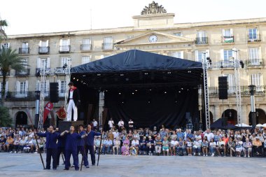  Eski Bilbao kasabasında Bask halk festivali