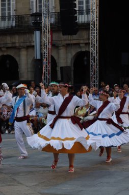  Eski Bilbao kasabasında Bask halk festivali