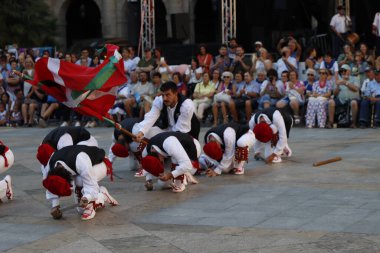  Eski Bilbao kasabasında Bask halk festivali